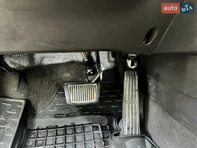 Серый Хендай Санта Фе, объемом двигателя 2.2 л и пробегом 235 тыс. км за 12900 $, фото 27 на Automoto.ua