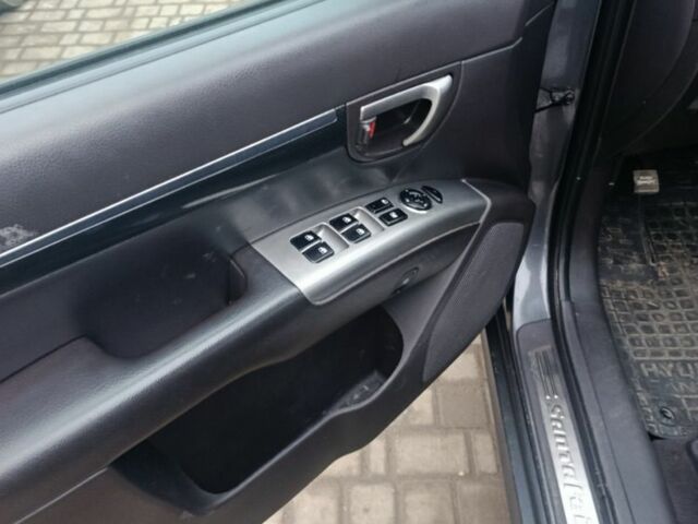 Серый Хендай Санта Фе, объемом двигателя 2.2 л и пробегом 180 тыс. км за 10700 $, фото 6 на Automoto.ua