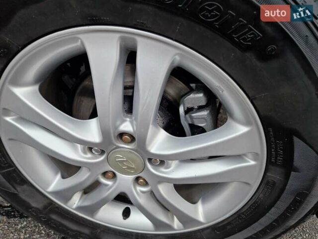 Серый Хендай Санта Фе, объемом двигателя 2.2 л и пробегом 165 тыс. км за 12500 $, фото 9 на Automoto.ua