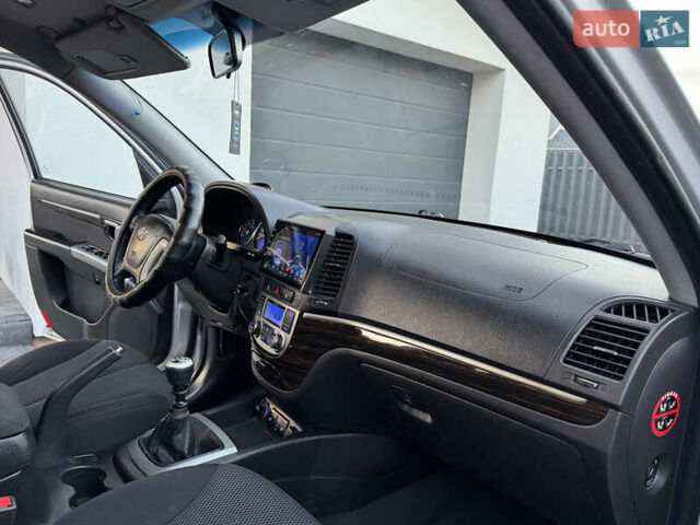 Серый Хендай Санта Фе, объемом двигателя 2.2 л и пробегом 191 тыс. км за 12900 $, фото 28 на Automoto.ua