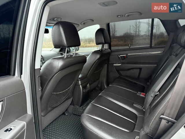 Серый Хендай Санта Фе, объемом двигателя 2 л и пробегом 236 тыс. км за 12600 $, фото 18 на Automoto.ua