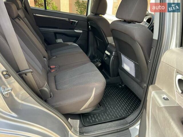 Серый Хендай Санта Фе, объемом двигателя 2.2 л и пробегом 245 тыс. км за 12900 $, фото 24 на Automoto.ua
