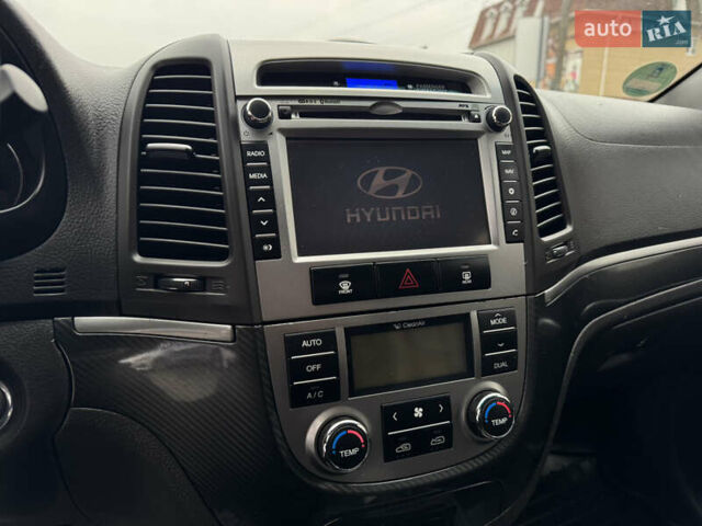 Серый Хендай Санта Фе, объемом двигателя 2.2 л и пробегом 200 тыс. км за 11000 $, фото 23 на Automoto.ua