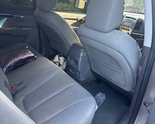 Серый Хендай Санта Фе, объемом двигателя 2.36 л и пробегом 176 тыс. км за 11500 $, фото 5 на Automoto.ua