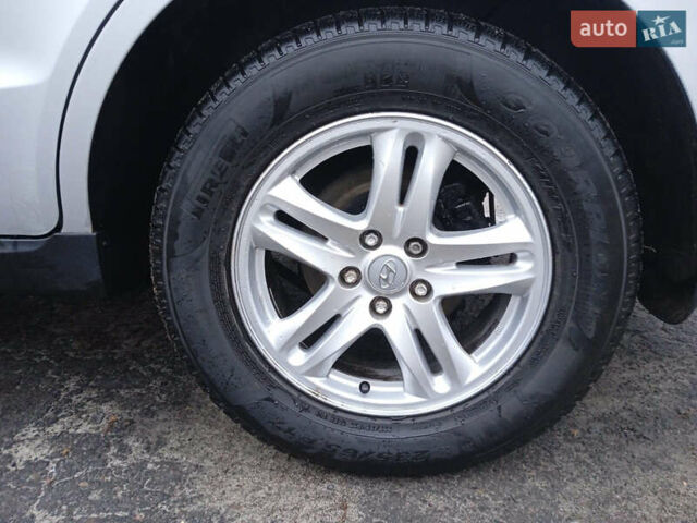 Сірий Хендай Санта Фе, об'ємом двигуна 2.2 л та пробігом 229 тис. км за 14000 $, фото 12 на Automoto.ua