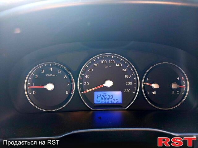 Сірий Хендай Санта Фе, об'ємом двигуна 2.4 л та пробігом 208 тис. км за 12500 $, фото 9 на Automoto.ua