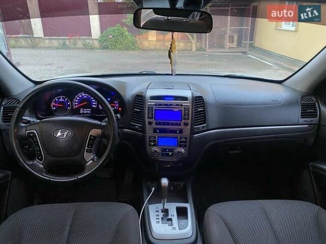 Сірий Хендай Санта Фе, об'ємом двигуна 2.2 л та пробігом 325 тис. км за 13800 $, фото 5 на Automoto.ua
