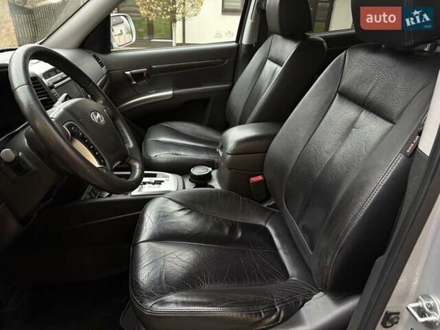 Серый Хендай Санта Фе, объемом двигателя 2.2 л и пробегом 200 тыс. км за 13200 $, фото 5 на Automoto.ua