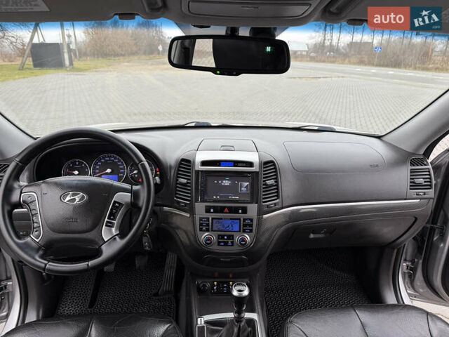 Серый Хендай Санта Фе, объемом двигателя 2 л и пробегом 236 тыс. км за 12600 $, фото 28 на Automoto.ua
