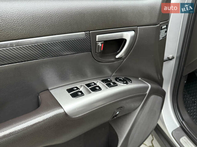 Серый Хендай Санта Фе, объемом двигателя 2 л и пробегом 236 тыс. км за 12600 $, фото 11 на Automoto.ua