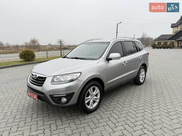 Серый Хендай Санта Фе, объемом двигателя 2 л и пробегом 236 тыс. км за 12600 $, фото 3 на Automoto.ua