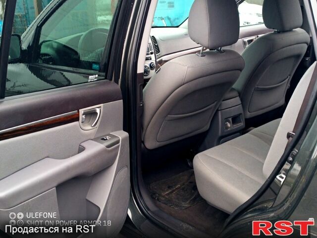 Серый Хендай Санта Фе, объемом двигателя 2.4 л и пробегом 185 тыс. км за 9500 $, фото 4 на Automoto.ua