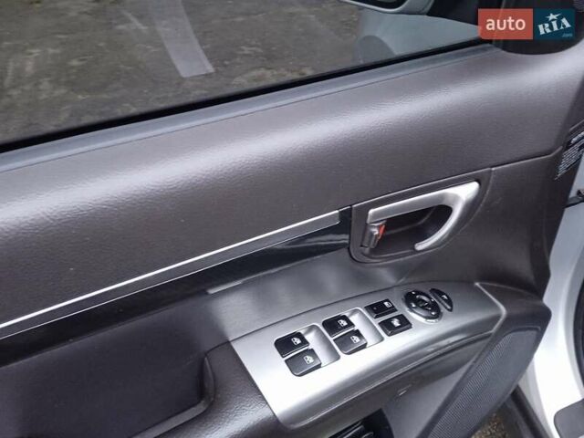 Серый Хендай Санта Фе, объемом двигателя 2.2 л и пробегом 210 тыс. км за 14200 $, фото 24 на Automoto.ua