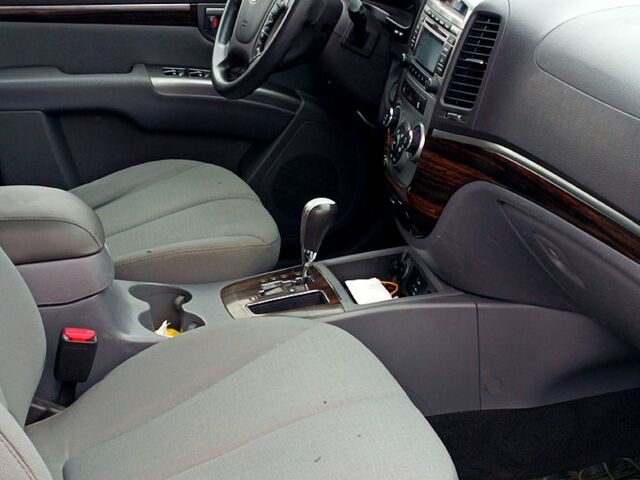 Серый Хендай Санта Фе, объемом двигателя 2.4 л и пробегом 185 тыс. км за 9500 $, фото 7 на Automoto.ua