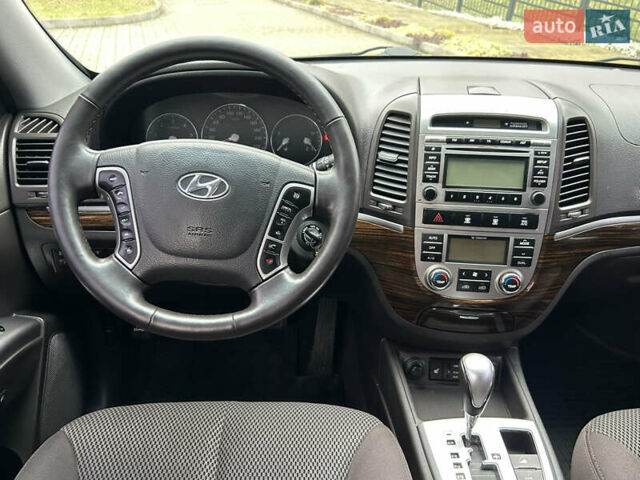 Серый Хендай Санта Фе, объемом двигателя 2.2 л и пробегом 197 тыс. км за 12900 $, фото 16 на Automoto.ua