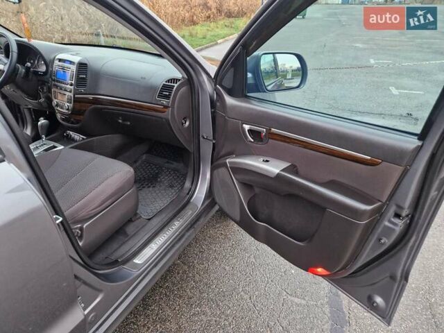 Серый Хендай Санта Фе, объемом двигателя 2.2 л и пробегом 165 тыс. км за 12500 $, фото 33 на Automoto.ua