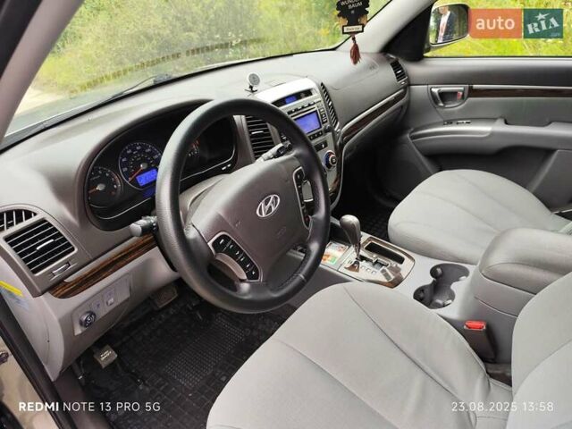 Сірий Хендай Санта Фе, об'ємом двигуна 2.4 л та пробігом 230 тис. км за 10300 $, фото 7 на Automoto.ua