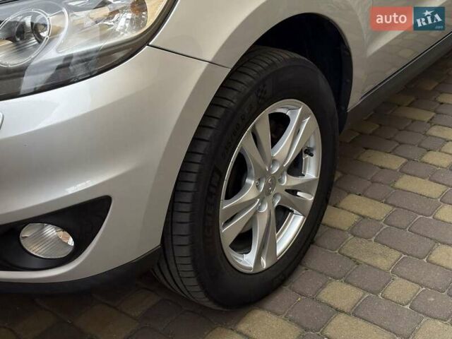 Серый Хендай Санта Фе, объемом двигателя 2.2 л и пробегом 200 тыс. км за 13200 $, фото 20 на Automoto.ua