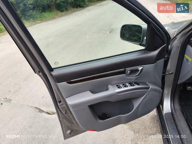 Сірий Хендай Санта Фе, об'ємом двигуна 2.4 л та пробігом 230 тис. км за 10300 $, фото 16 на Automoto.ua