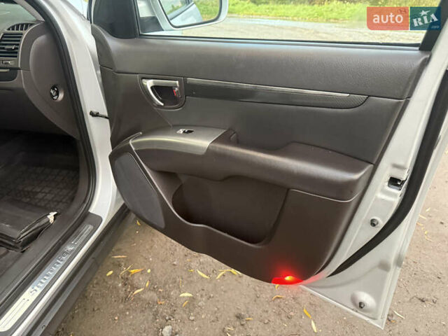 Серый Хендай Санта Фе, объемом двигателя 2.2 л и пробегом 226 тыс. км за 12999 $, фото 56 на Automoto.ua