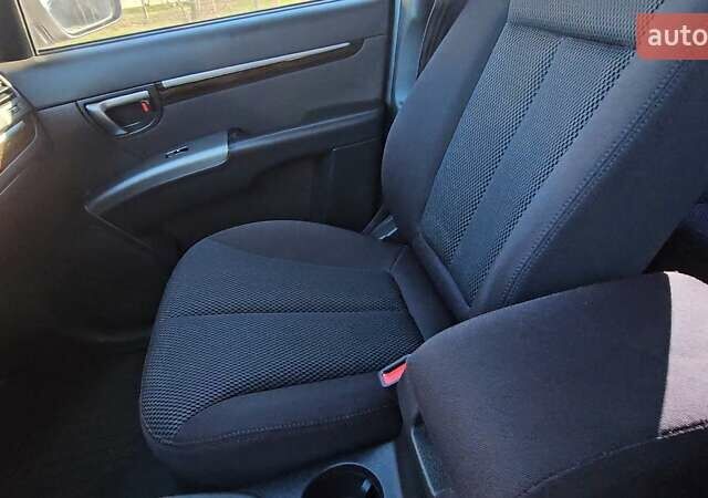 Серый Хендай Санта Фе, объемом двигателя 2.36 л и пробегом 220 тыс. км за 11799 $, фото 16 на Automoto.ua