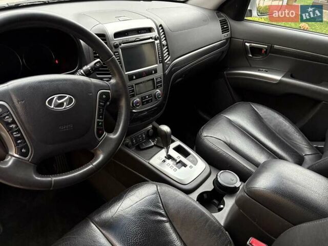 Серый Хендай Санта Фе, объемом двигателя 2.2 л и пробегом 200 тыс. км за 13200 $, фото 24 на Automoto.ua