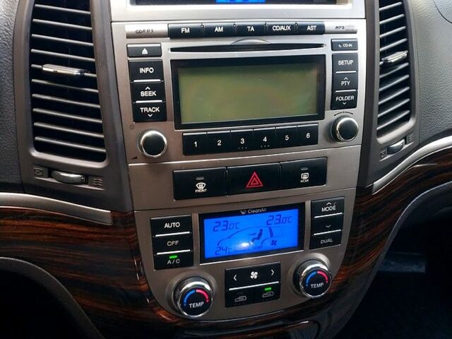 Серый Хендай Санта Фе, объемом двигателя 2.2 л и пробегом 294 тыс. км за 11500 $, фото 5 на Automoto.ua