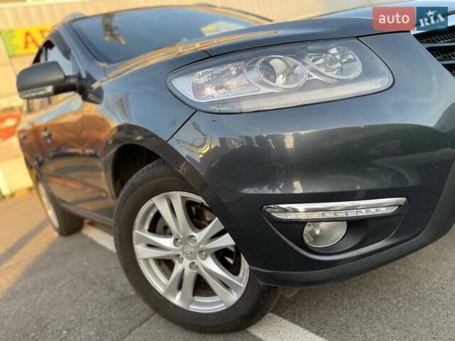 Серый Хендай Санта Фе, объемом двигателя 2.2 л и пробегом 223 тыс. км за 12800 $, фото 3 на Automoto.ua