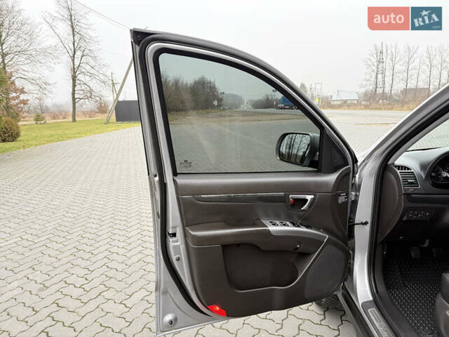 Серый Хендай Санта Фе, объемом двигателя 2 л и пробегом 236 тыс. км за 12600 $, фото 10 на Automoto.ua