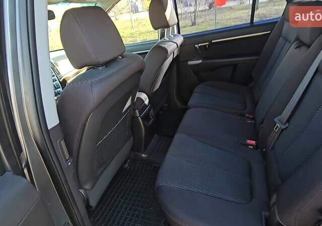 Серый Хендай Санта Фе, объемом двигателя 2.36 л и пробегом 220 тыс. км за 11799 $, фото 13 на Automoto.ua