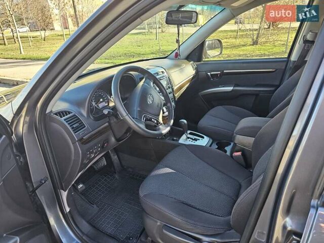 Серый Хендай Санта Фе, объемом двигателя 2.36 л и пробегом 220 тыс. км за 11799 $, фото 4 на Automoto.ua