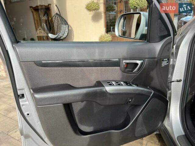 Серый Хендай Санта Фе, объемом двигателя 2.2 л и пробегом 245 тыс. км за 12900 $, фото 21 на Automoto.ua