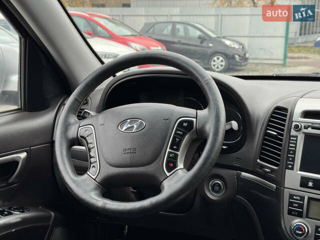 Серый Хендай Санта Фе, объемом двигателя 2.2 л и пробегом 200 тыс. км за 11000 $, фото 17 на Automoto.ua