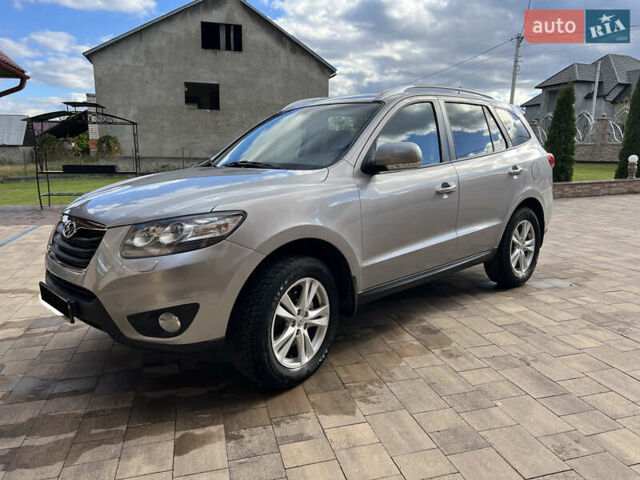 Серый Хендай Санта Фе, объемом двигателя 2.2 л и пробегом 245 тыс. км за 12900 $, фото 1 на Automoto.ua