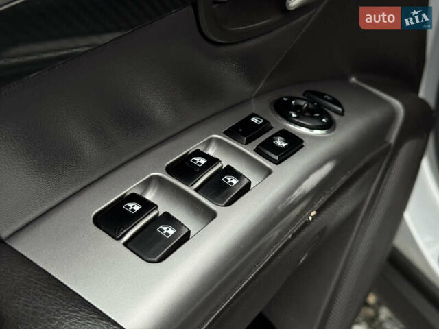 Серый Хендай Санта Фе, объемом двигателя 2.2 л и пробегом 200 тыс. км за 11000 $, фото 20 на Automoto.ua