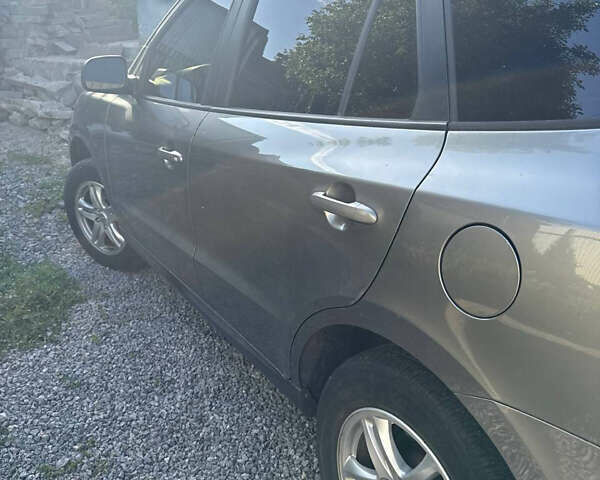 Серый Хендай Санта Фе, объемом двигателя 2.36 л и пробегом 176 тыс. км за 11500 $, фото 6 на Automoto.ua