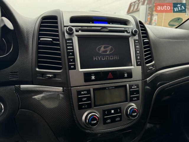 Серый Хендай Санта Фе, объемом двигателя 2.2 л и пробегом 200 тыс. км за 11000 $, фото 24 на Automoto.ua