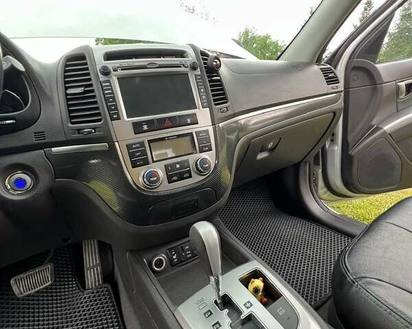 Сірий Хендай Санта Фе, об'ємом двигуна 2.2 л та пробігом 201 тис. км за 13000 $, фото 9 на Automoto.ua