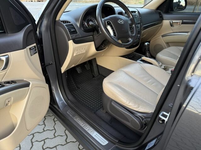 Серый Хендай Санта Фе, объемом двигателя 2 л и пробегом 227 тыс. км за 12900 $, фото 9 на Automoto.ua