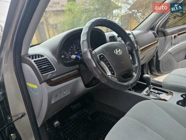 Серый Хендай Санта Фе, объемом двигателя 2.4 л и пробегом 237 тыс. км за 9999 $, фото 31 на Automoto.ua