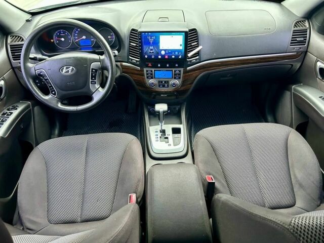 Серый Хендай Санта Фе, объемом двигателя 2 л и пробегом 260 тыс. км за 12900 $, фото 7 на Automoto.ua