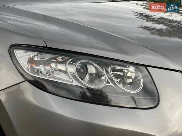 Серый Хендай Санта Фе, объемом двигателя 2 л и пробегом 189 тыс. км за 11980 $, фото 4 на Automoto.ua