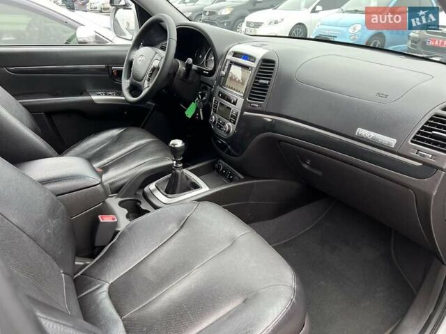 Сірий Хендай Санта Фе, об'ємом двигуна 2 л та пробігом 163 тис. км за 13999 $, фото 21 на Automoto.ua