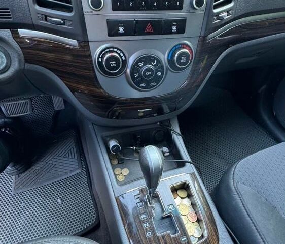 Серый Хендай Санта Фе, объемом двигателя 2.4 л и пробегом 166 тыс. км за 11000 $, фото 4 на Automoto.ua