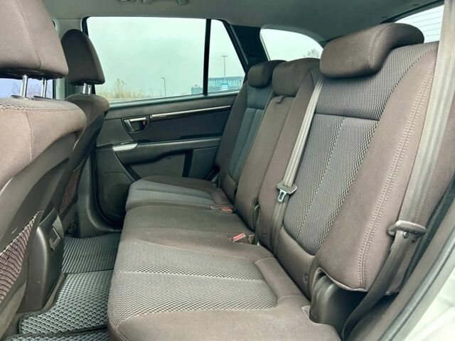 Серый Хендай Санта Фе, объемом двигателя 2 л и пробегом 260 тыс. км за 12900 $, фото 6 на Automoto.ua