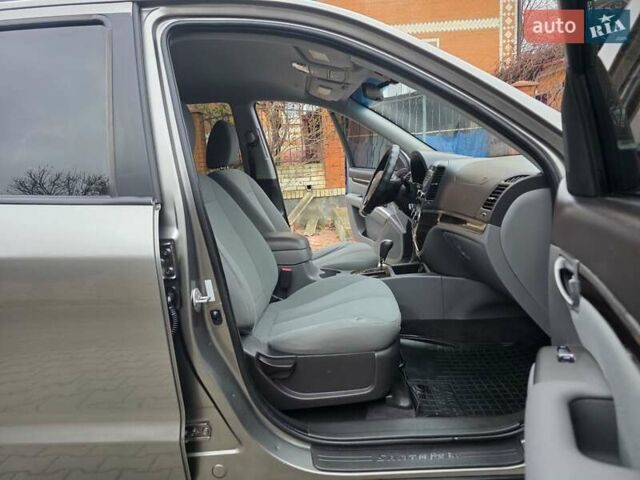 Серый Хендай Санта Фе, объемом двигателя 2.4 л и пробегом 237 тыс. км за 9999 $, фото 39 на Automoto.ua