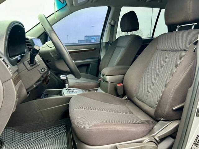 Серый Хендай Санта Фе, объемом двигателя 2 л и пробегом 260 тыс. км за 12900 $, фото 3 на Automoto.ua