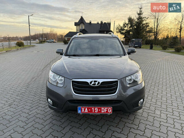 Серый Хендай Санта Фе, объемом двигателя 2 л и пробегом 227 тыс. км за 12900 $, фото 1 на Automoto.ua