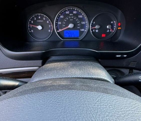 Серый Хендай Санта Фе, объемом двигателя 2.4 л и пробегом 166 тыс. км за 11000 $, фото 7 на Automoto.ua