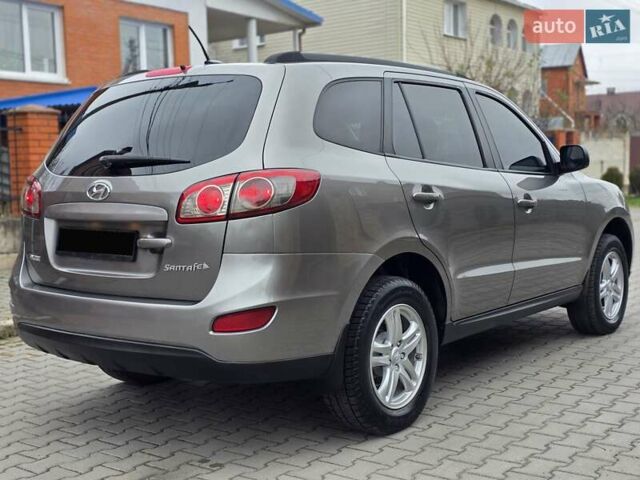 Серый Хендай Санта Фе, объемом двигателя 2.4 л и пробегом 237 тыс. км за 9999 $, фото 3 на Automoto.ua